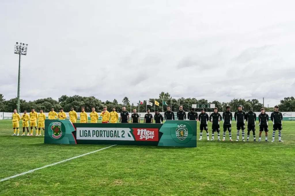 Equipas do FC Paços de Ferreira e do Sporting CP B alinhadas antes do jogo da quarta jornada da Liga Portugal Meu Super.