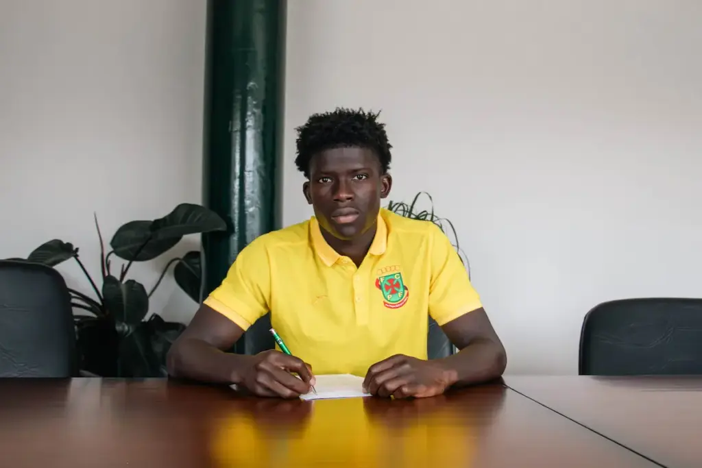 Vlad a assinar o contrato profissional com o FC Paços de Ferreira.