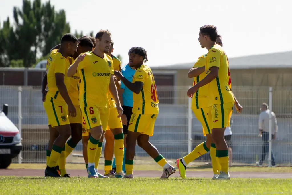 A equipa do FC Paços de Ferreira festeja o golo de Anilson frente ao GD "Os Nazarenos", na Taça de Portugal.
