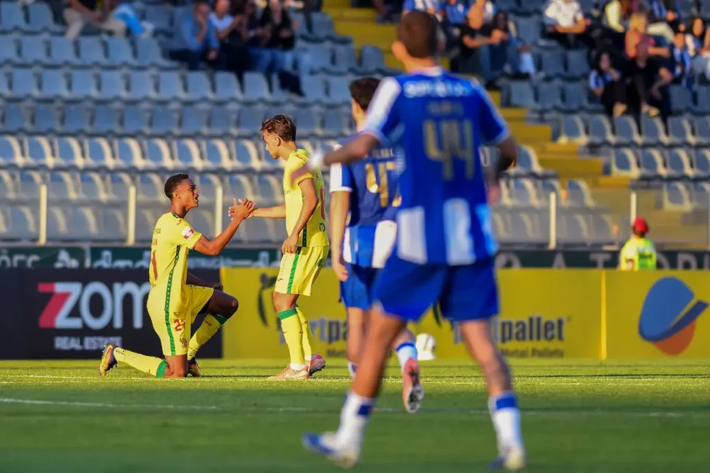 Anilson comemora o golo apontado ao FC Porto B cm Francisco Ramos, na sexta jornada da Liga Portugal Meu Super.