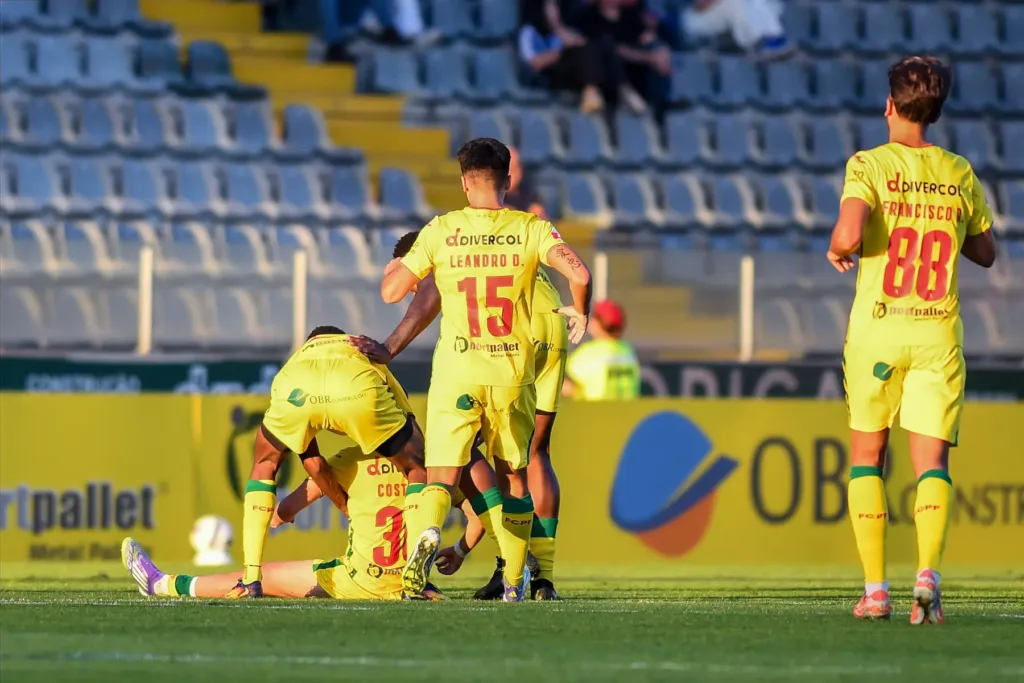 A equipa festeja o golo de Costinha frente ao FC Porto B, na sexta jornada da Liga Portugal Meu Super.