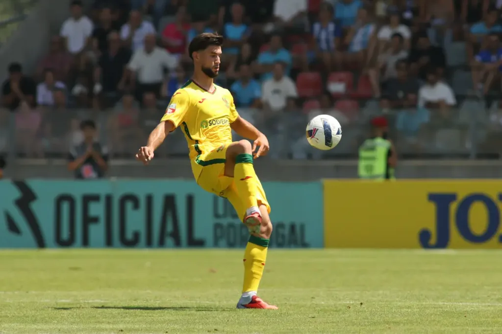 Ivan Pavlic durante o jogo do FC Paços de Ferreira com o FC Vizela.