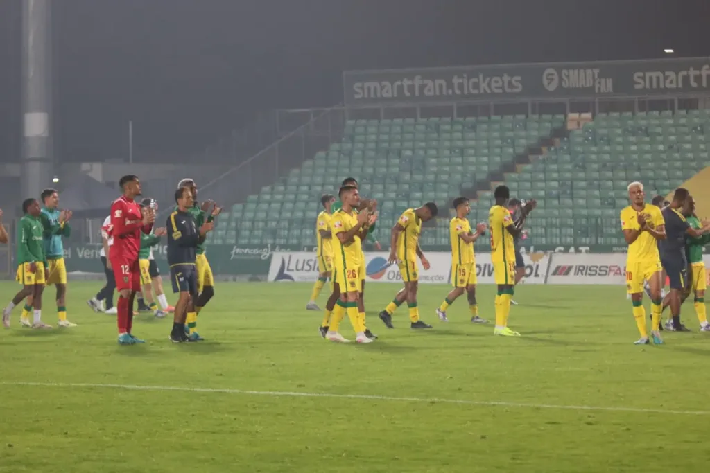 A equipa do FC Paços de Ferreira agradece aos adeptos depois do jogo com o Sporting CP, na terceira eliminatória da Taça de Portugal.