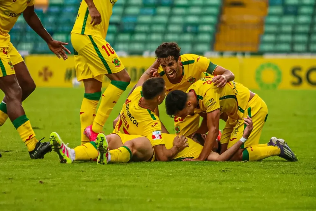 A equipa do FC Paços de Ferreira comemora o golo de Nuno Cunha frente ao Portimonense SC, na oitava jornada da Liga Portugal Meu Super.