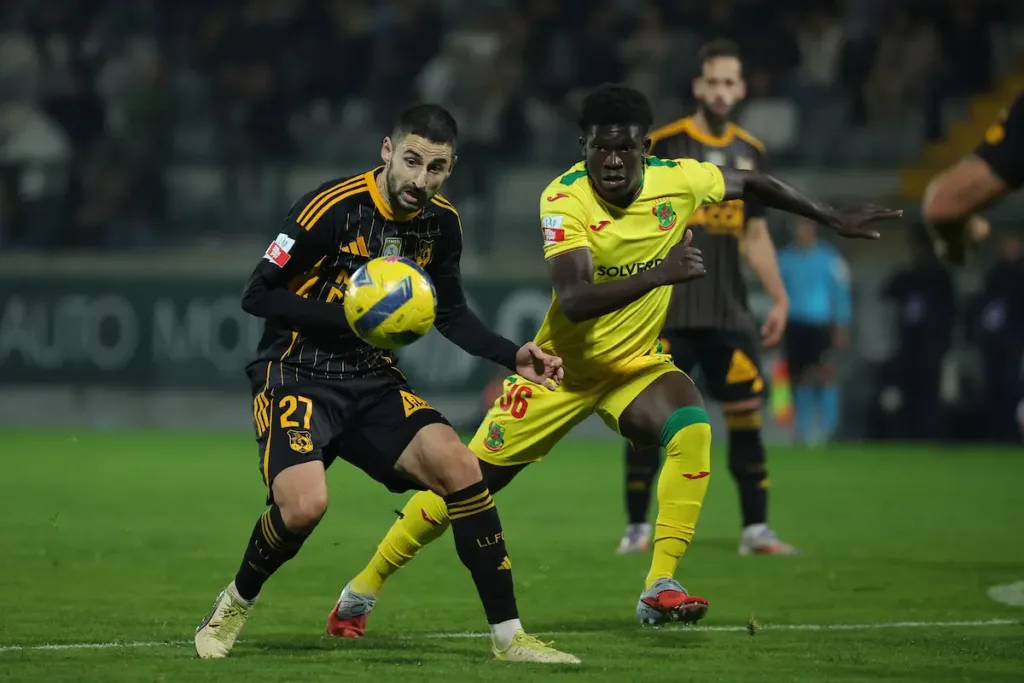 Vlad durante o jogo com o Lusitânia de Lourosa FC.