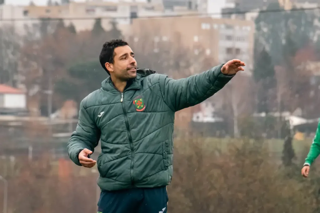 Nuno Braga a orientar o primeiro treino da equipa profissional do FC Paços de Ferreira.