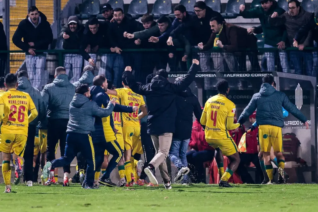 Equipa e adeptos comemoram o golo de Diego Fernandes ao Académico de Viseu FC, na 19.ª jornada da Liga Portugal Meu Super.
