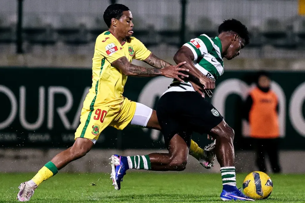 Lumungo ao serviço do FC Paços de Ferreira frente ao Sporting CP B.