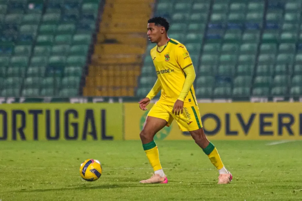 Fernandinho ao serviço do FC Paços de Ferreira.