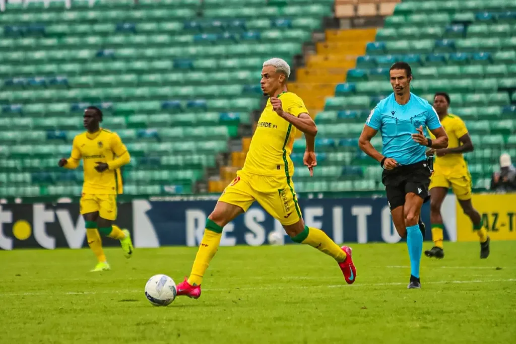 Matheus Martins ao serviço do FC Paços de Ferreira.