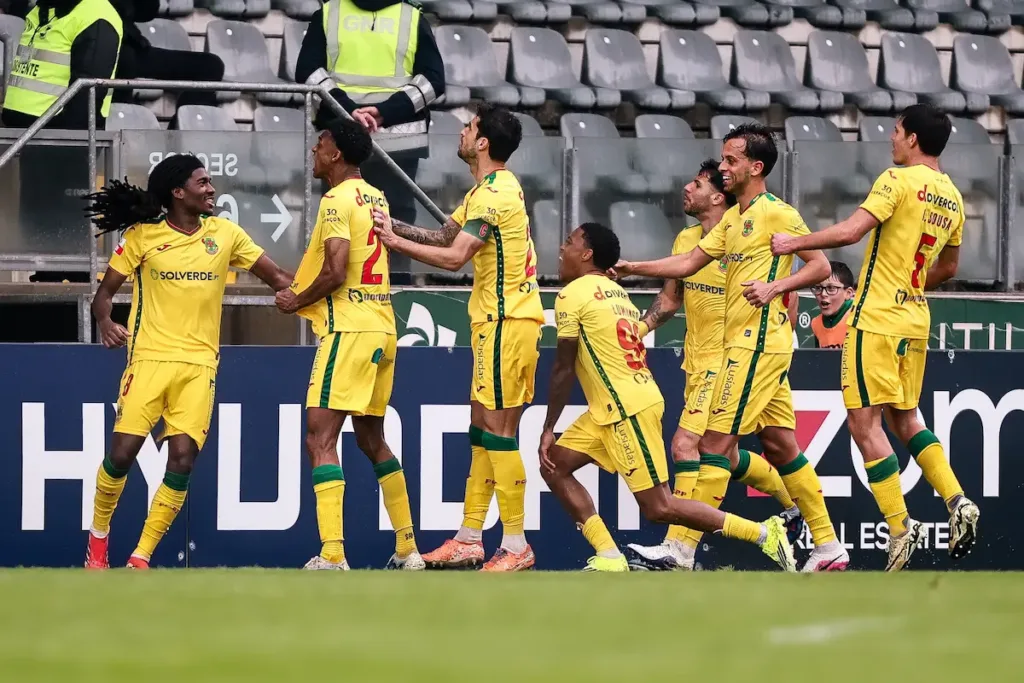 A equipa comemora o golo de Anilson no jogo entre FC Paços de Ferreira e SL Benfica B, da 26.ª jornada da Liga Portugal Meu Super.