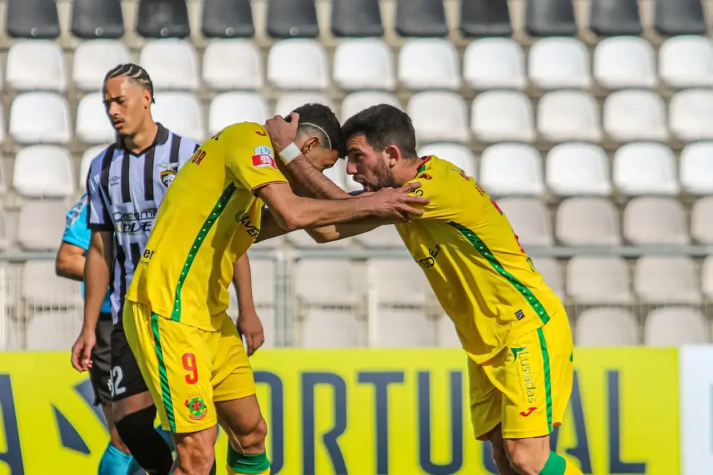 João Victor festeja com Nuno Cunha um dos seus golos apontados ao Portimonense SC, na jornada 25 da Liga Portugal Meu Super.