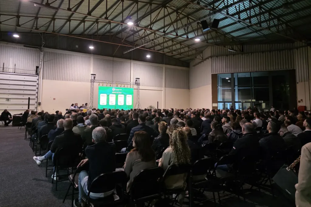 Sócios do FC Paços de Ferreira presentes na Assembleia Geral que aprovou a alteração da SDUQ em SAD.