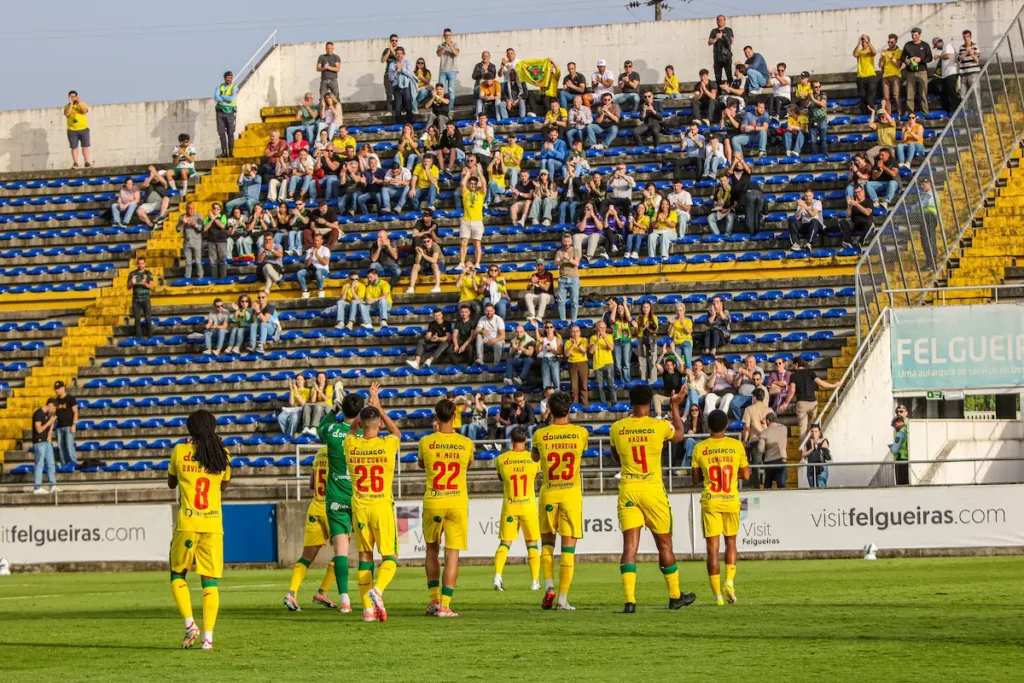 A equipa do FC Paços de Ferreira cumprimenta os adeptos antes do jogo com o FC Felgueiras, na 29.ª jornada da Liga Portugal Meu Super.