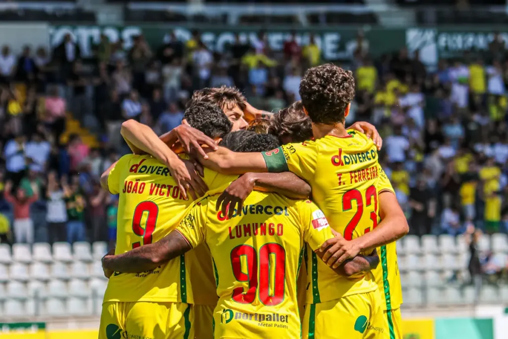 A equipa do FC Paços de Ferreira comemora o golo de Lumungo na vitória sobre o GD Chaves, para a 30.ª jornada da Liga Portugal Meu Super.