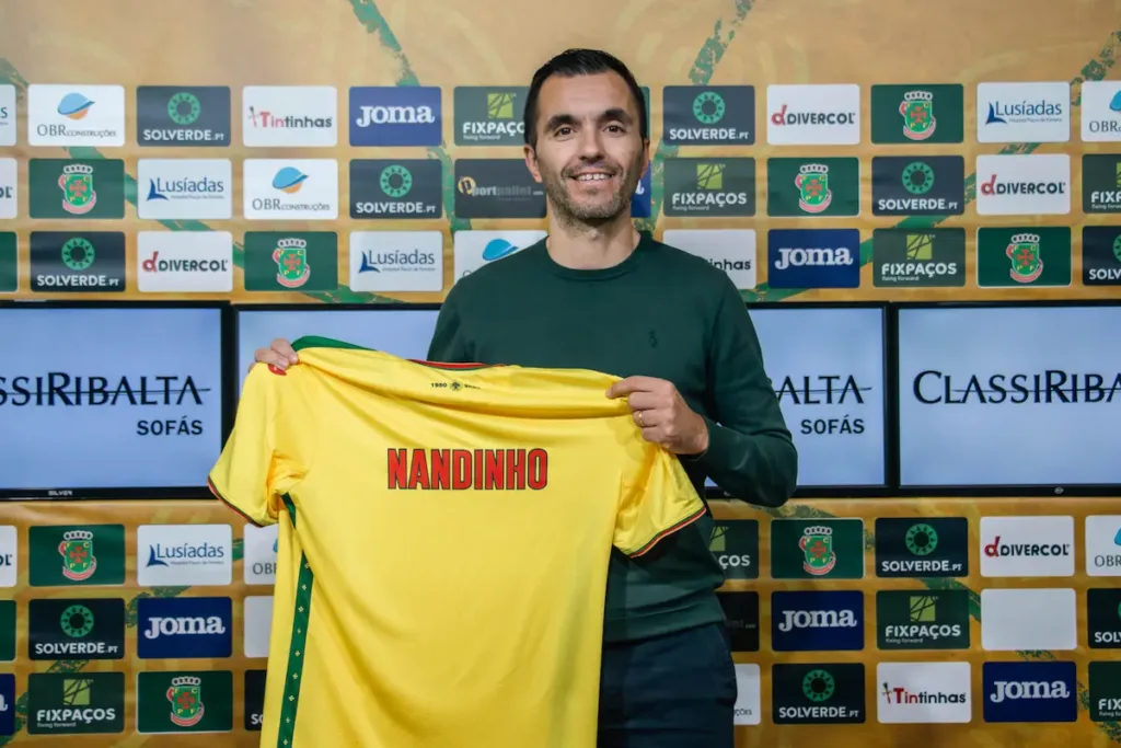 Nandinho após a renovação de contrato por mais um ano com a equipa sénior de futsal