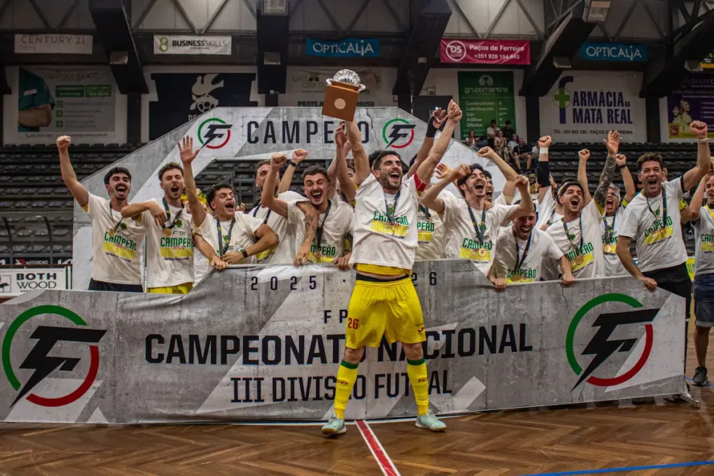 A equipa do FC Paços de Ferreira dreamcouch Futsal celebra o título da III Divisão Nacional.