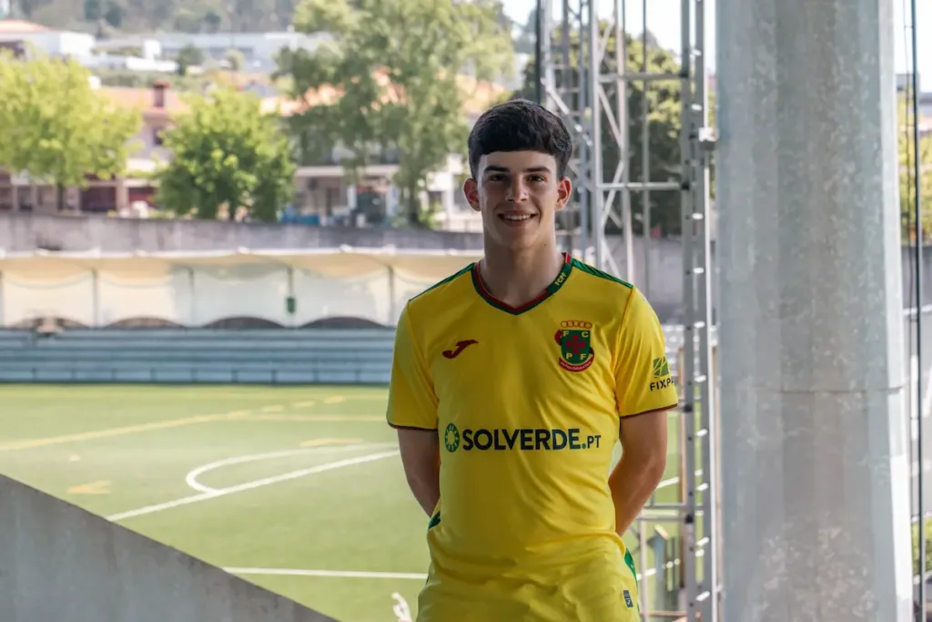 Gabi Coelho após a assinatura do contrato profissional com o FC Paços de Ferreira.