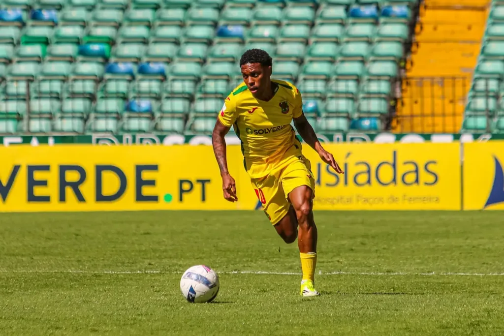 Lumungo ao serviço do FC Paços de Ferreira.