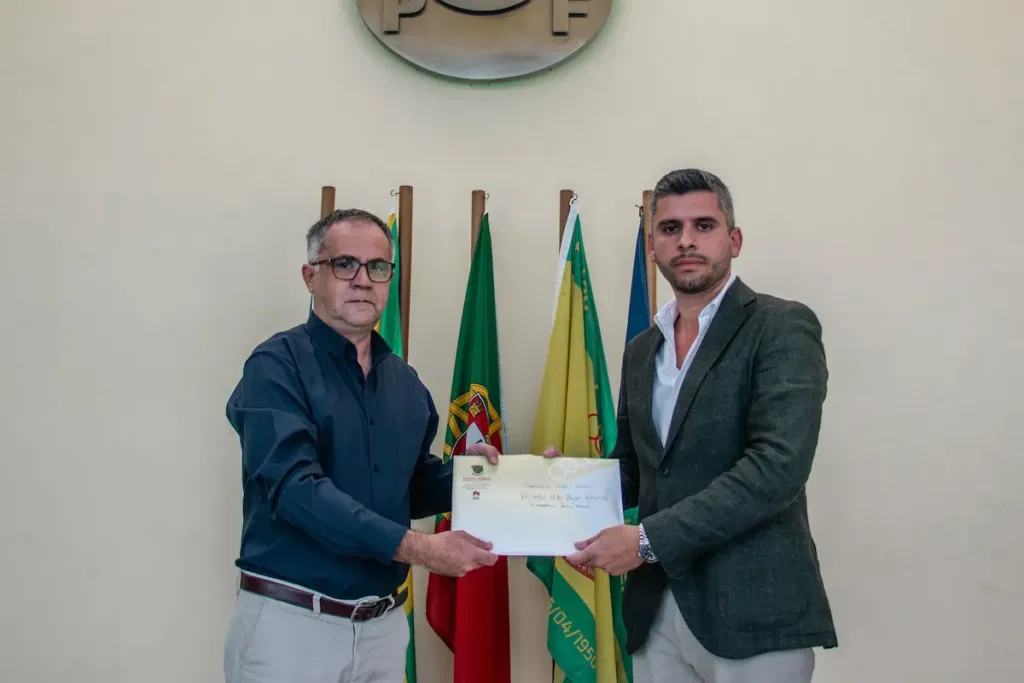 Pedro Andrade entrega a sua lista candidata aos Órgãos Sociais ao Presidente da Mesa da Assembleia Geral, José António de Sousa Carneiro.